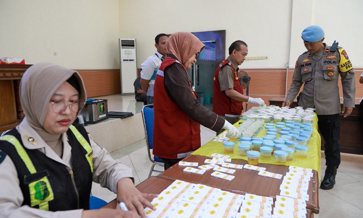 Antisipasi Penyalahgunaan Narkoba, Polres Jombang Gelar Tes Urine Dadakan ke Anggota 