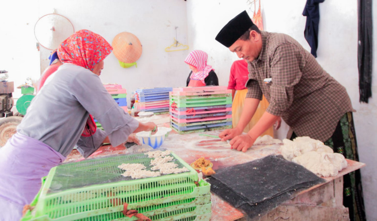 Kunjungi Pabrik Kerupuk, Gus Makki Komitmen Dukung Industri Kecil Menengah