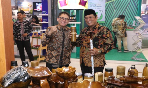 Pj Bupati Kenalkan Produk Asli UMKM Bojonegoro di Ajang Jatim Fest