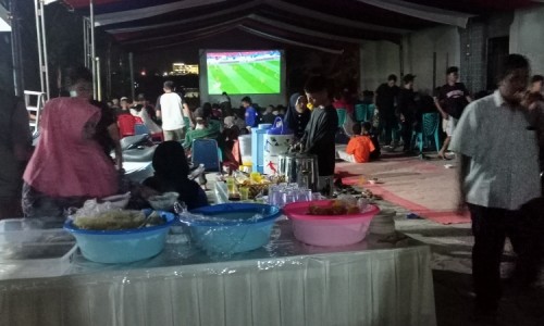 Nonton Bareng Indonesia vs China, Ratusan Warga Padati Halaman Rumah Cawagub Kepri Aunur Rafiq