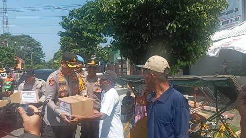 Polres Banjarnegara Bagikan Ratusan Paket Sembako kepada Tukang Becak dan Pemulung