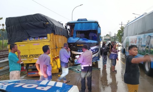 Kecelakaan Beruntun di Jombang, Pengemudi Bus Alami Luka