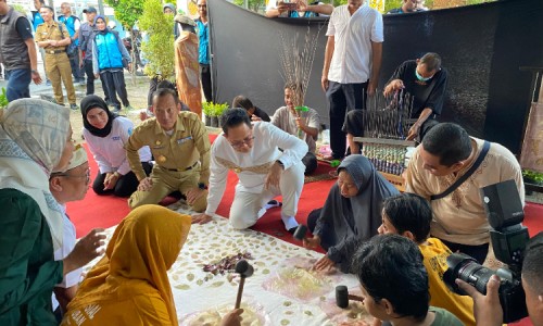 Sambangi Anak Berkebutuhan Khusus di Tuban, Pj Gubernur Jawa Timur Ikut Coba Membuat Batik Ecoprint