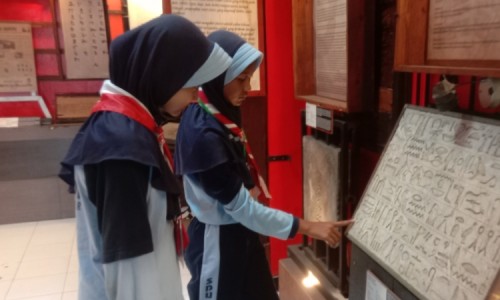 Tingkatkan Literasi, Siswa SDU Nurul Huda Kunjungi Museum Huruf Jember