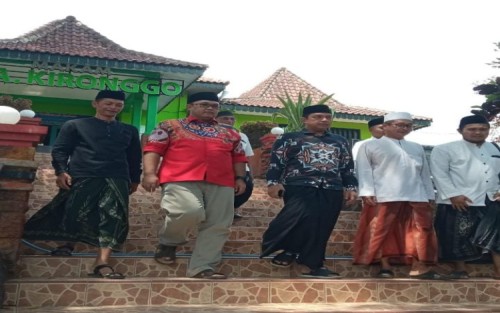 Gus Hans Nyekar ke Makam Ki Ronggo Bondowoso, Paslon 03 Targetkan Kemenangan 60 Persen