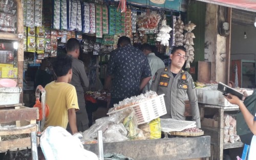 Satpol PP Lakukan Operasi Gabungan Berantas Rokok Ilegal di Taman Krocok