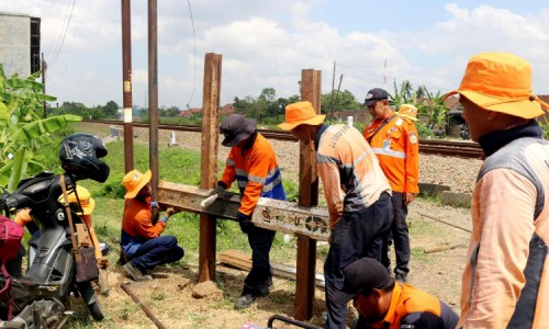 Jaga Keselamatan Perjalanan KA, Daop 5 Purwokerto Tutup Perlintasan Liar Antara Kebumen-Wonosari