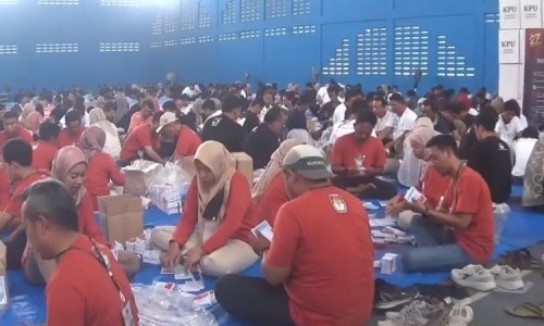 Bawaslu Jombang Lakukan Pengawasan Melekat Kegiatan Sortir dan Lipat Surat Suara