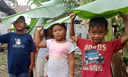 Lupakan Gawai, Bocah-Bocah di Pemalang Senang Bermain Air Hujan