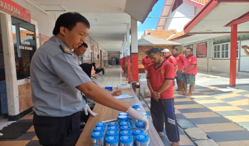 Bersinergi dengan Polres dan Kodim, Rutan Situbondo Geledah Serentak Warga Binaan