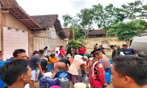 Di Ngawi Masih Terjadi Kekeringan meski Diguyur Hujan, Risma dan Relawan Kirim Bantuan Air Bersih