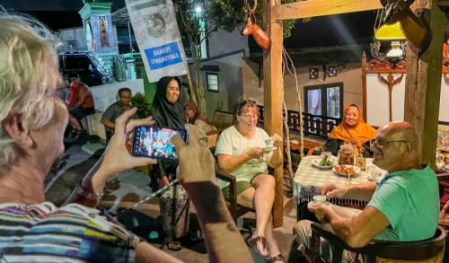 Wisatawan Asing Ikut Ngopi Sepuluh Ewu, Kagumi Tradisi Kopi Suku Osing di Desa Kemiren