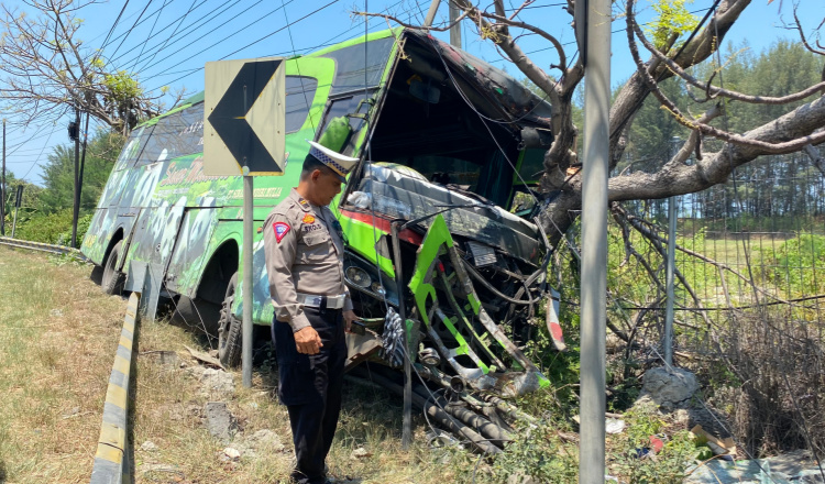 Setir Tak Berfungsi hingga Gagal Menikung, Bus Tabrak Tiang Internet di Tuban