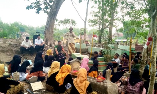 Tanamkan Nilai Jasa Pahlawan, Siswa SDN Kepuhrejo 1 Kudu Jombang Ziarah ke Makam Pejuang Kemerdekaan