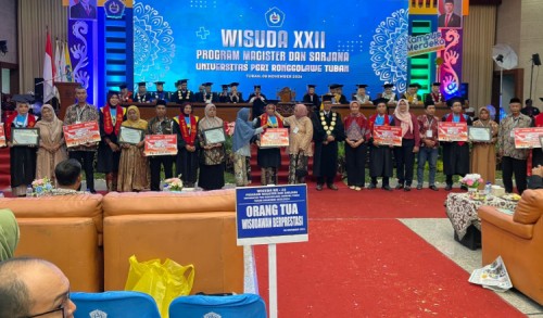 Wisuda 447 Mahasiswa, Unirow Tuban Bertekad Tingkatkan Kualitas SDM