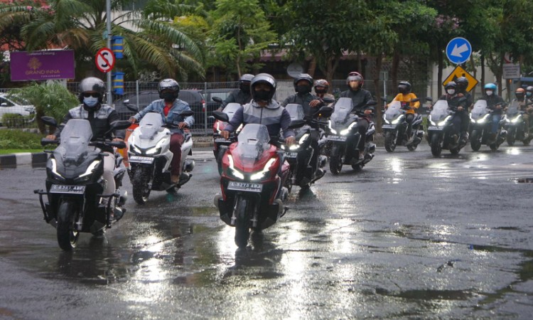 Musim Hujan, Ini Cara Berkendara Nyaman dan Cari Aman di Tengah Hujan