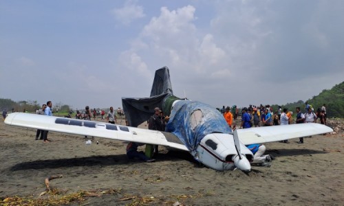 Heboh! Pesawat Latih Mendarat Darurat di Pantai Cemara Sewu Cilacap