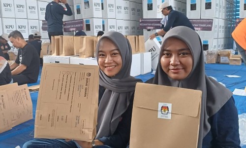 Kurang Dua Pekan Coblosan, KPU Jombang Mulai Packing Logistik Pemungutan Suara Pemilihan 2024