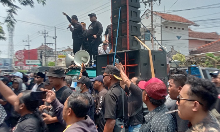 Ratusan Massa Geruduk Kantor KPU Jember, Imbas Dugaan Pelanggaran Penyelenggara Pemilu