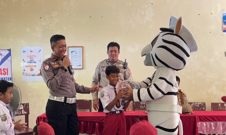 Siswa SD di Kotabaru Diajak Tertib Berlalu Lintas Melalui Program Police Goes To School 