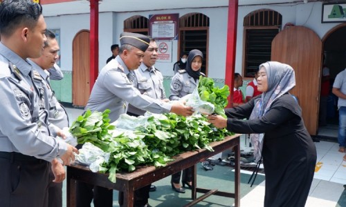 Lapas Jombang Bagikan Sayur kepada Pengunjung Warga Binaan