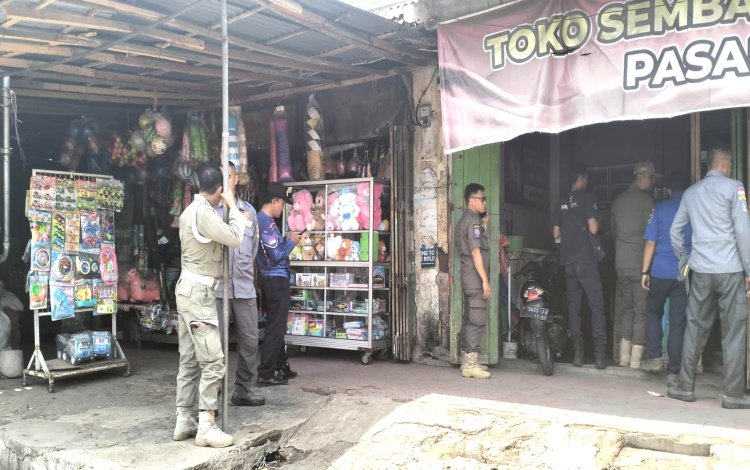 Satpol PP Bondowoso Bersama Bea Cukai Jember Berbagi Peran di Lapangan saat Operasi Gabungan Rokok Ilegal 