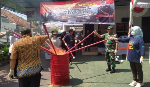 Kejari Sampang Musnahkan Barang Bukti Tindak Pidana, Mulai Kasus Narkotika hingga Pencabulan