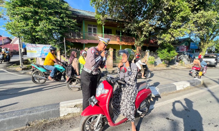 Kepergok Tak Gunakan Helm dengan Benar, Satlantas Polres Kotabaru Beri Teguran Simpatik Pengendara