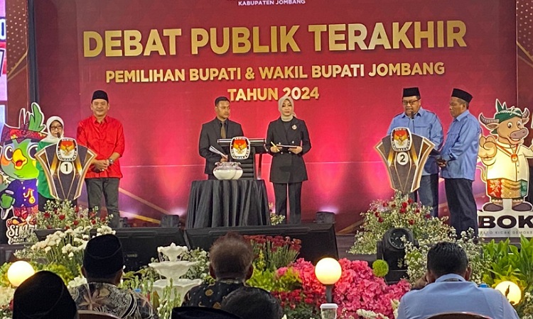 Debat Kedua Pilkada Jombang 2024, Mundjidah Sumrambah Tampil Kompak dengan Setelan 'Ijo Abang'