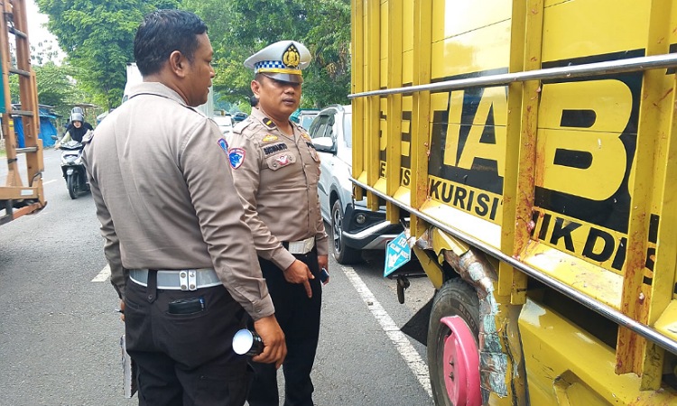 Boncengan Empat, Dua Orang di Jombang Tewas Setelah Tabrak Truk