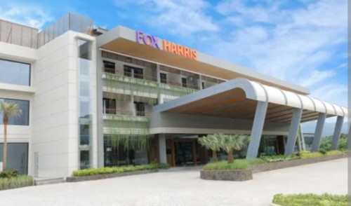 Meriahkan Malam Tahun Baru 2025, Hotel Fox Harris Banjarnegara Ajak Tamu Nostalgia  ke Era Tahun 80-an