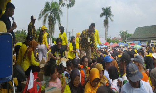 HUT ke-60, Golkar Cilacap Gelar Senam Sehat dan Bagikan Ribuan Liter Minyak Goreng Gratis untuk Warga