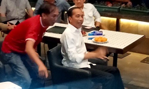 Jokowi Nobar Pertandingan Indonesia vs Jepang di Alun-Alun Purwokerto