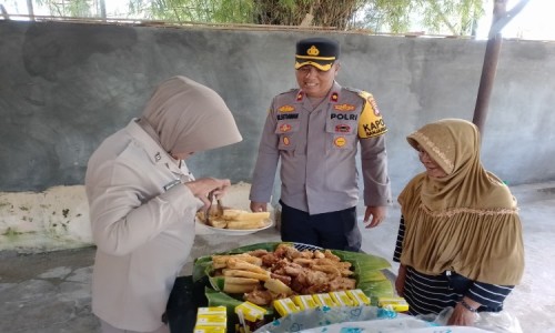 Aksi Kapolsek Borong Gorengan Pedagang Keliling di Banjarbaru Tuai Pujian 