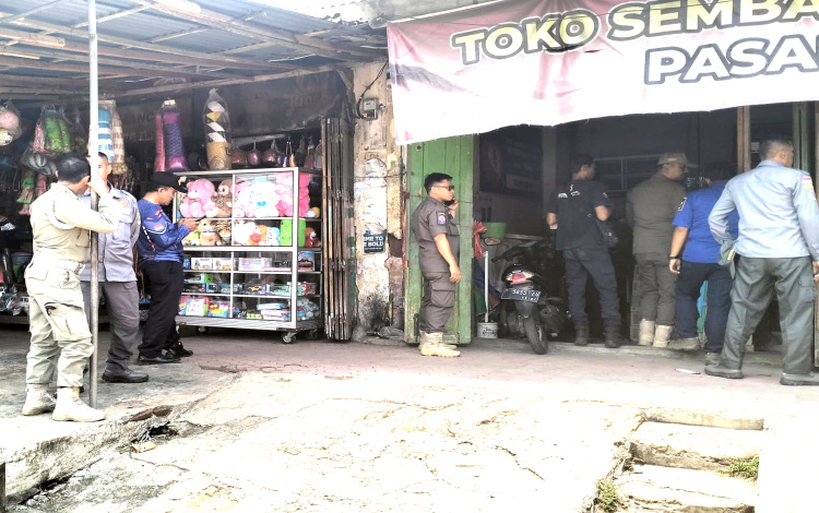 Dua Regu Tim Operasi Gabungan Satpol PP Bondowoso Beri Pemahaman Bahaya Rokok Ilegal