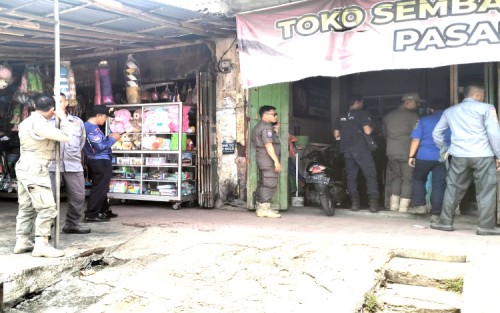 Dua Regu Tim Operasi Gabungan Satpol PP Bondowoso Beri Pemahaman Bahaya Rokok Ilegal