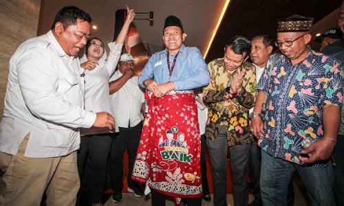 Pengrajin Batik Hesti Persembahkan Karya Khusus untuk Subandi-Mimik, Simbol Harapan Sidoarjo Lebih Baik