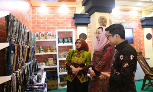 Dian Adiyanti Adriyanto Kenalkan Batik Jonegoroan Di BFF 2024