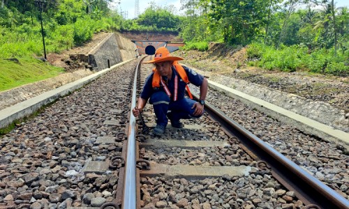 Di Balik Rel: Peran Sunyi Pemeriksa Jalur Kereta