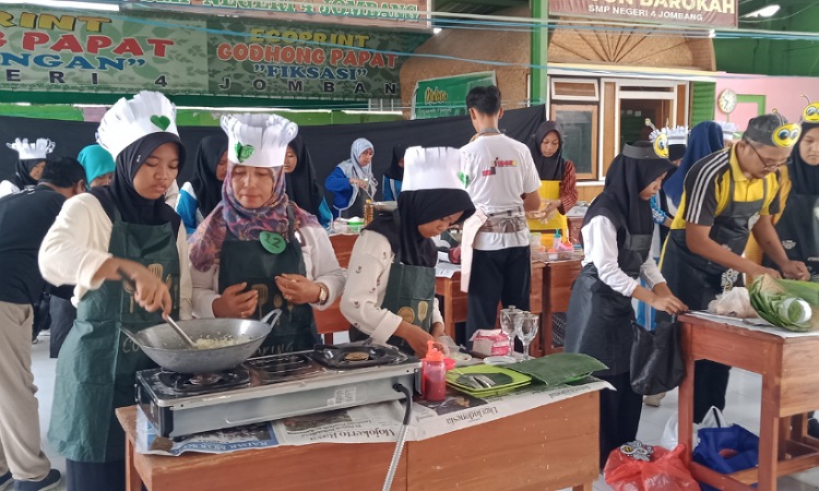 Siswa SMPN 4 Jombang Lomba Memasak di HUT Sekolah dan Hari Guru Nasional