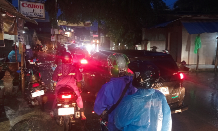 Jalan Raya Sapan Banjir, Beberapa Kendaraan Roda Dua Mogok Usai Terobos Genangan