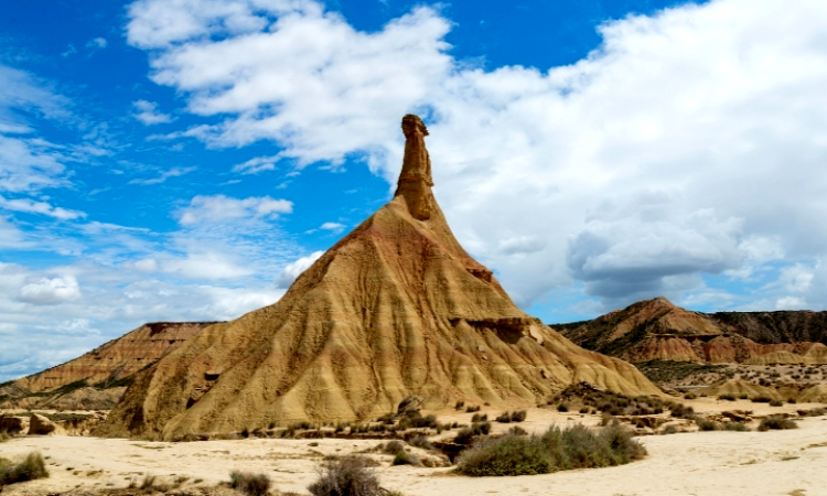 Menyusuri Keindahan Oetune Desert di Nusa Tenggara Timur: Gabungan Eksotisme Gurun dan Pantai yang Menakjubkan