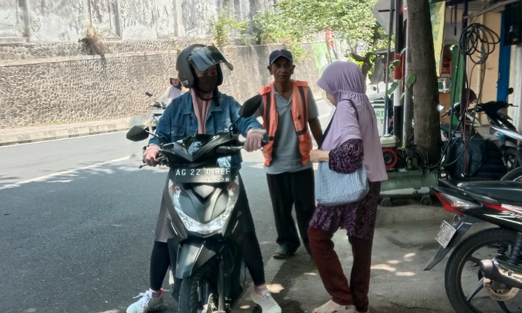 Suparman, Penjaga Parkir yang Hidup dengan Rasa Syukur