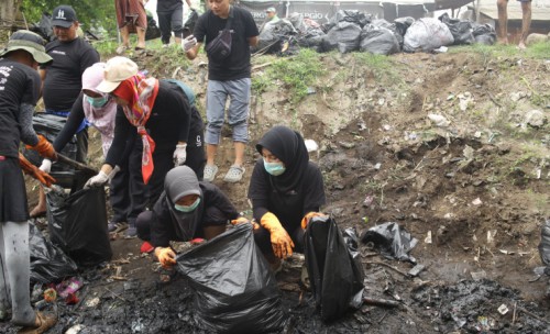 Komunitas Kaum Muda Bangga Bolinggo dan Masyarakat Bersihkan Sampah di Sungai