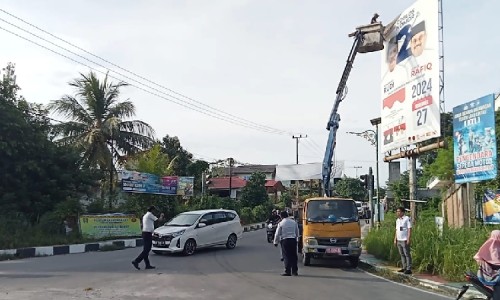 KPU Karimun Turun Tangan Bersihkan Alat Peraga Kampanye