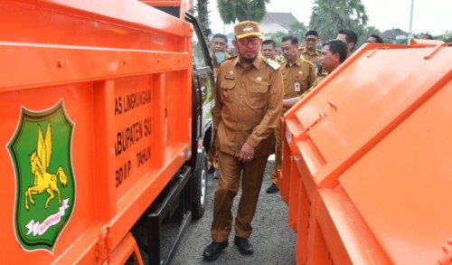 Pemkab Sumenep Serahkan Bantuan Sarpras Persampahan Daratan dan Kepualauan