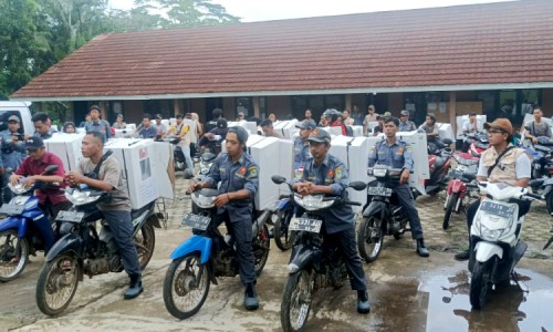 Lalui Medan Ekstrem, KPU Banjarnegara Distribusikan Logistik Pilkada Gunakan Motor