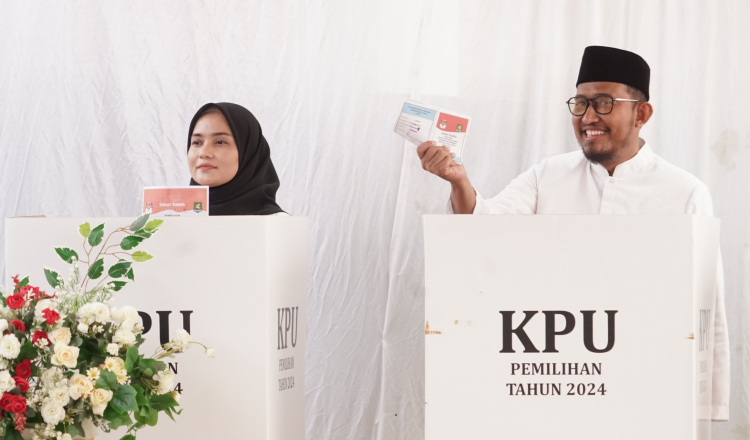 Bupati Fauzi Jadi Pemilih Pertama di TPS, Serukan Partisipasi Warga