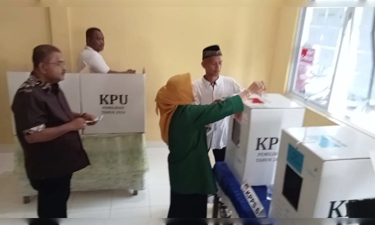 Bupati Karimun Lakukan Pencoblosan Di TPS 8 Didampingi Istri