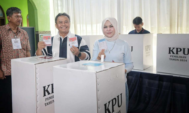 Sekda Jabar dan Keluarga Nyoblos di TPS 15 Kelurahan Kotakulon Kabupaten Sumedang